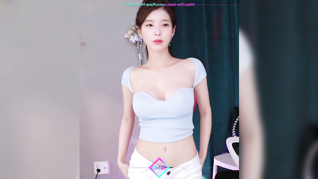 Hot webcam dancing from busty teen IU (이지은 케이팝 아이돌)