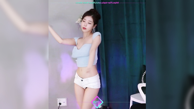 Hot webcam dancing from busty teen IU (이지은 케이팝 아이돌)