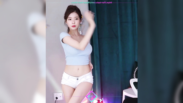 Hot webcam dancing from busty teen IU (이지은 케이팝 아이돌)