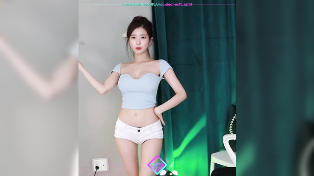 Hot webcam dancing from busty teen IU (이지은 케이팝 아이돌)