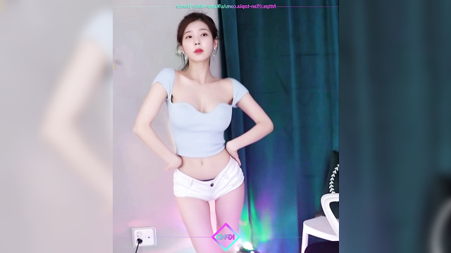 Hot webcam dancing from busty teen IU (이지은 케이팝 아이돌)