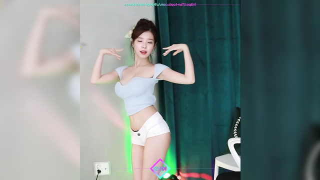 Hot webcam dancing from busty teen IU (이지은 케이팝 아이돌)