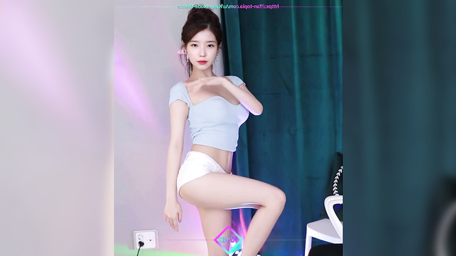 Hot webcam dancing from busty teen IU (이지은 케이팝 아이돌)