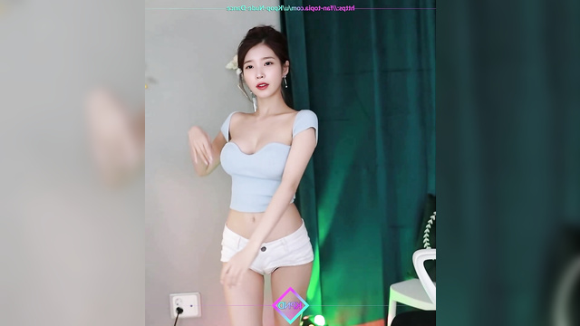 Hot webcam dancing from busty teen IU (이지은 케이팝 아이돌)