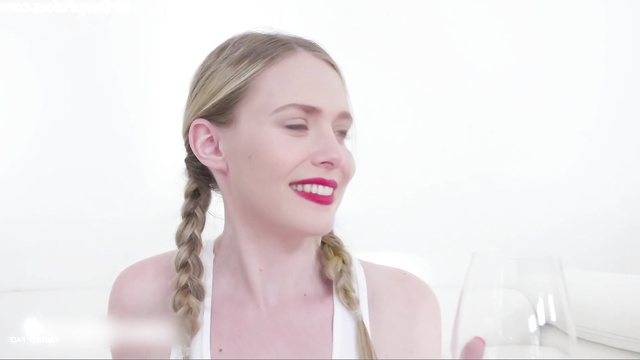 Smart face change, Elizabeth Olsen tastes men's piss from black guys