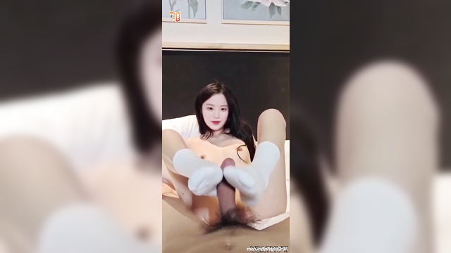 Pov hotel footjob in cute white socks (슈화 섹스 장면) Shuhua deepfake video