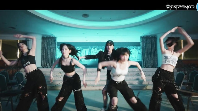 PMV of K-pop 케이팝 stars from 르세라핌 LE SSERAFIM dancing in the best way