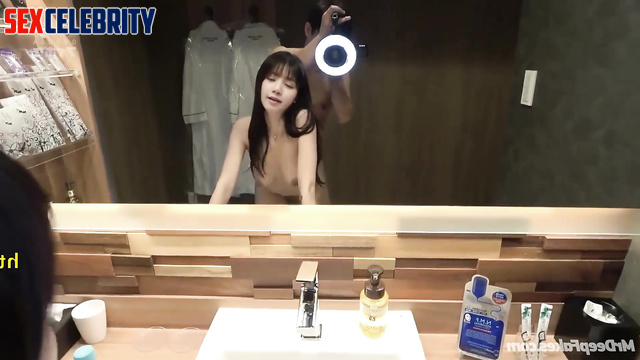 Naked Lisa (BLACKPINK) in the bath with a man (딥러닝 프로그램 리사)