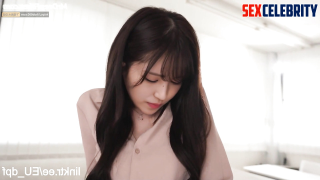 Adult Mina plays with a sex toy while sitting on the toilet 미나 딥페이크 섹스