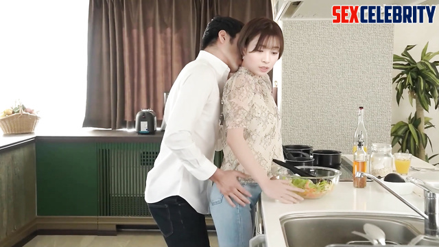 Husband wants to fuck her at the kitchen / Suzu Hirose (広瀬すず フェイクポルノ) ai