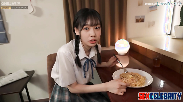 Schoolgirl gave a blowjob after eating noodles / smart face change