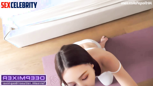 다니엘 뉴진스 hot yoga session with Daniell's mouth, smart face change