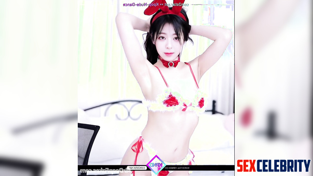 Long-haired brunette Yuna dancing cute in pretty underwear 신유나 있지 A.I.