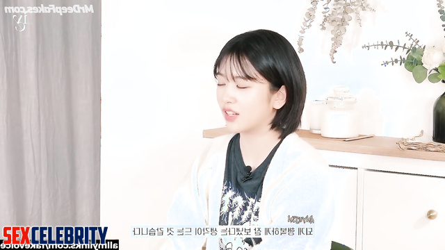 Girl having fun with a complete deck, Yujin (안유진 아이브 아이즈원) face swap
