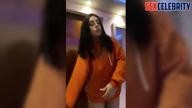 Face Swap Nicki Nicole undresses on camera