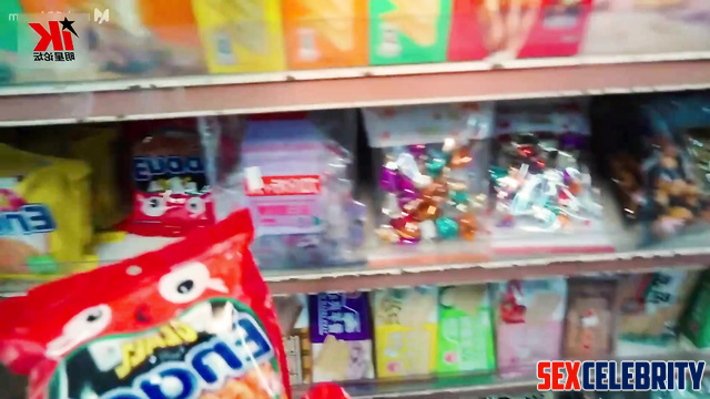 Using her pussy for free in this shop - Tong Liya 佟丽娅 假名人色情片