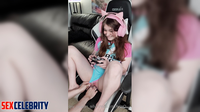 Deep blowjob during computer playing - Niki Nihachu deep learning program