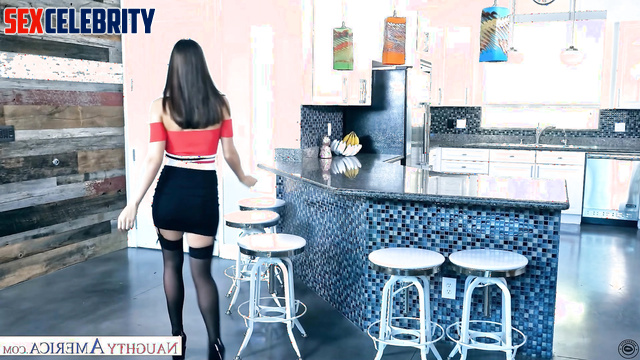 Ana de Armas likes to look like she's on the catwalk in bed - real fake