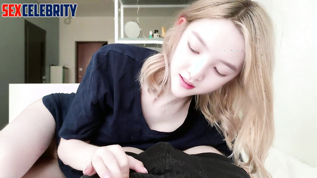 Blonde loves sucking cocks naked - Zhang Ruonan (章若楠 深度学习计划) face swap